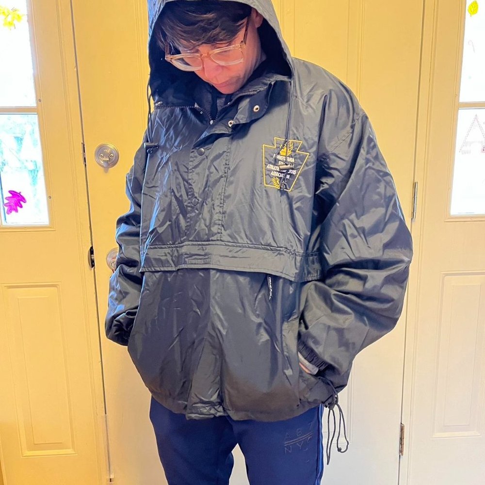 Medium Men's Navy Blue Lined Pennsylvania Windbreaker